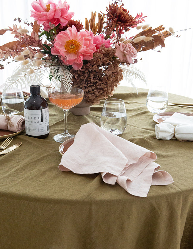 Christmas Dining Centrepieces with @huckleberryflowers