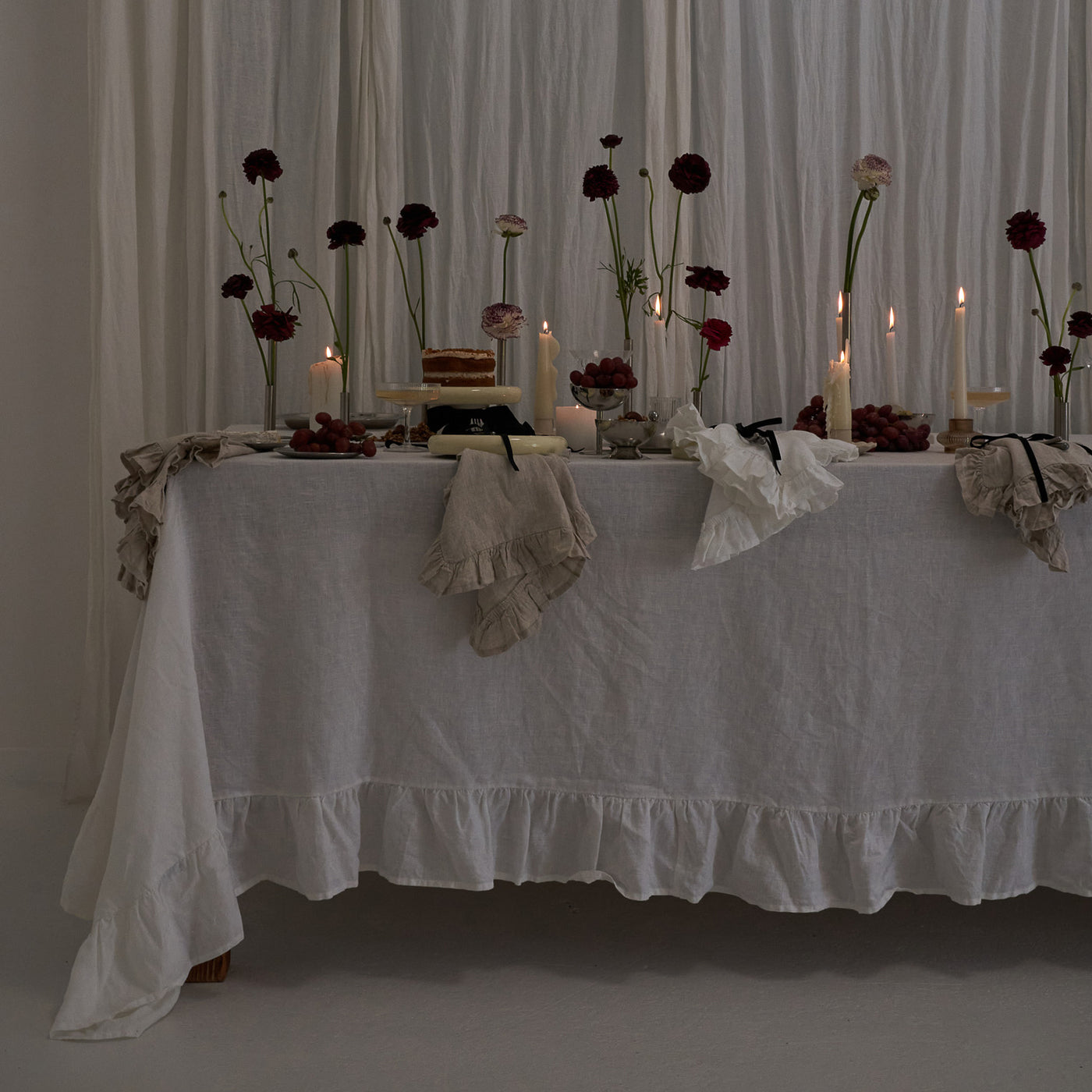 French Flax Linen Ruffle Napkins (Set Of 4) in White/Natural